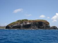 Vista da Ilha de São José, morro formado por disjunções colunares de nefelina basanito. Foto: Rogério Valença Ferreira.