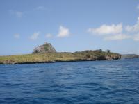 Vista da Ilha do Meio, com o Morro da Ilha Sela Gineta na retaguarda, constituída por calcarenitos e arenitos eólicos, com topo plano que forma um baixo platô (meseta) com falésias nas bordas. Foto: Rogério Valença Ferreira