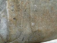 Gravura em pedra do tipo Itacoatiara com motivos variados, localizada na base de um bloco granítico do Lajedo do Bravo. Foto: Rogério Valença Ferreira.