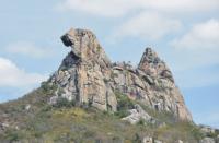 Two-peak Pedra da Galinha inselberg. Fonte: Migon & Maia, 2020