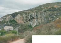 Parte da serra das Queimadas com a geoforma “Pedra da Boca”. No canto inferior esquerdo ocorrem pinturas rupestres e o cemitério indígena infantil (Nascimento & Ferreira, 2012).