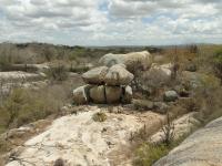 No entorno da muralha se encontra vários blocos graníticos formados in situ. Foto: Rogério Valença Ferreira.
