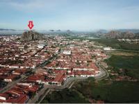 Vista aérea de parte da cidade de Quixada com destaque para o geossítio Pedra do Cruzeiro (Seta Vermelha). Foto: Claudio Cajazeiras, 2019