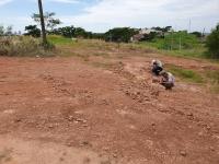 Figura 3 – Próximo ao prédio residencial da Figura 2, vista da área do sítio paleontológico. Foto 2023.