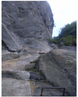 Escadas de ferro na face sul da Pedra do Baú (Fonte: Hiruma et al., 2011).