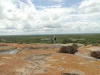 Vista do Lajedo Salambaia com a superfície de aplainamento dos Cariris Velhos, Planalto da Borborema, ao fundo. Foto: Rogério Valença Ferreira.