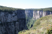 Vista do topo do Cânion Itaimbezinho e as escarpas verticais de basalto. Imagem Godoy et al., 2011.