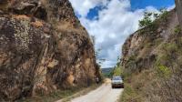 Foto - corte de estrada em um morro. Foto dos autores.