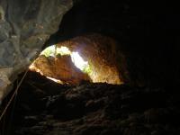 Vista da entrada da caverna do seu interior. Fonte: gruta-do-padre.webnode.com