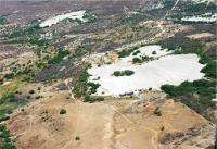 Vista aérea do Parque Temático da Mina Brejuí e o depósito de acúmulo de rejeitos da mina. Foto: R. Diniz. (Nascimento; Ferreira, 2012)