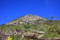 Pico do Forno Grande (visada para oeste a partir da trilha de acesso)
(Autoria da fotografia: Renzo Dias Rodrigues)