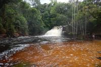 Cachoeira do Mutum com camadas de rochas inclinadas. Foto: Gilmar Honorato