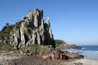 Formação rochosa da Guarita junto à praia. Neste afloramento, é possivel verificar o importante contato geológico entre rochas sedimentares da Formação Botucatu (base) e as rochas vulcânicas da Formação Serra Geral (topo). Autor: Michel Godoy (2011)