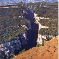 Vista aérea do final da Trilha do Cotovelo. Fonte: Parques nacionais: sul: cânions e cataratas / Coord. Wilson Teixeira, Roberto Linsker. 2010.