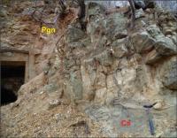 Biotita paragnaisses (Pgn) com níveis calcissilicáticos (Cs) em uma das entradas das galerias da mina Brejuí. (Medeiros et al., 2017).