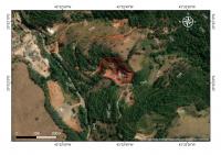 Imagem de satélite de alta resolução com a localização e delimitação da área do geossítio Mina de Pedra-Sabão de Santa Rita de Ouro Preto. 