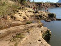 Afloramento localizado na beira do rio Soturno junto à antiga ponte da estrada RS-348 que faz ligação as cidades de Faxinal do Soturno e Ivorá. Ocorre neste sítio da geodiversidade ótimos exemplares de troncos fósseis. (Autor: Michel Godoy/2009)