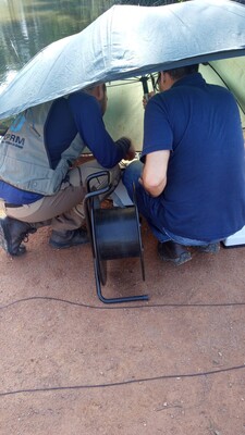 Geofsicos testando a aquisio do equipamento