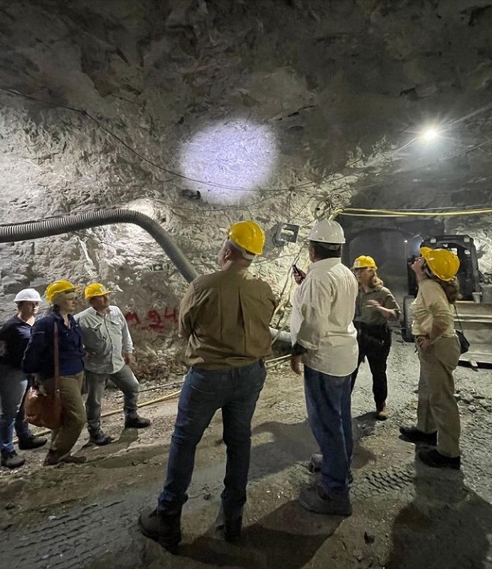 Equipe visita mina subterrnea